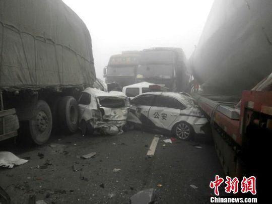 运城至侯马高速路段发生特大交通事故，47辆车连环相撞，3死7伤