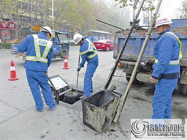 市排水管理处 改造排水井盖 疏通城市下水道